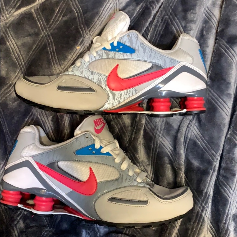 Women’s size 9 Nike shox